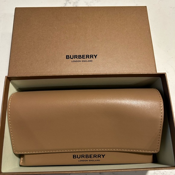 Burberry sunglasses - Picture 8 of 8